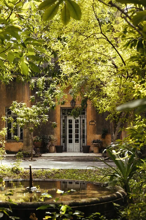 El estanque frente a la casa