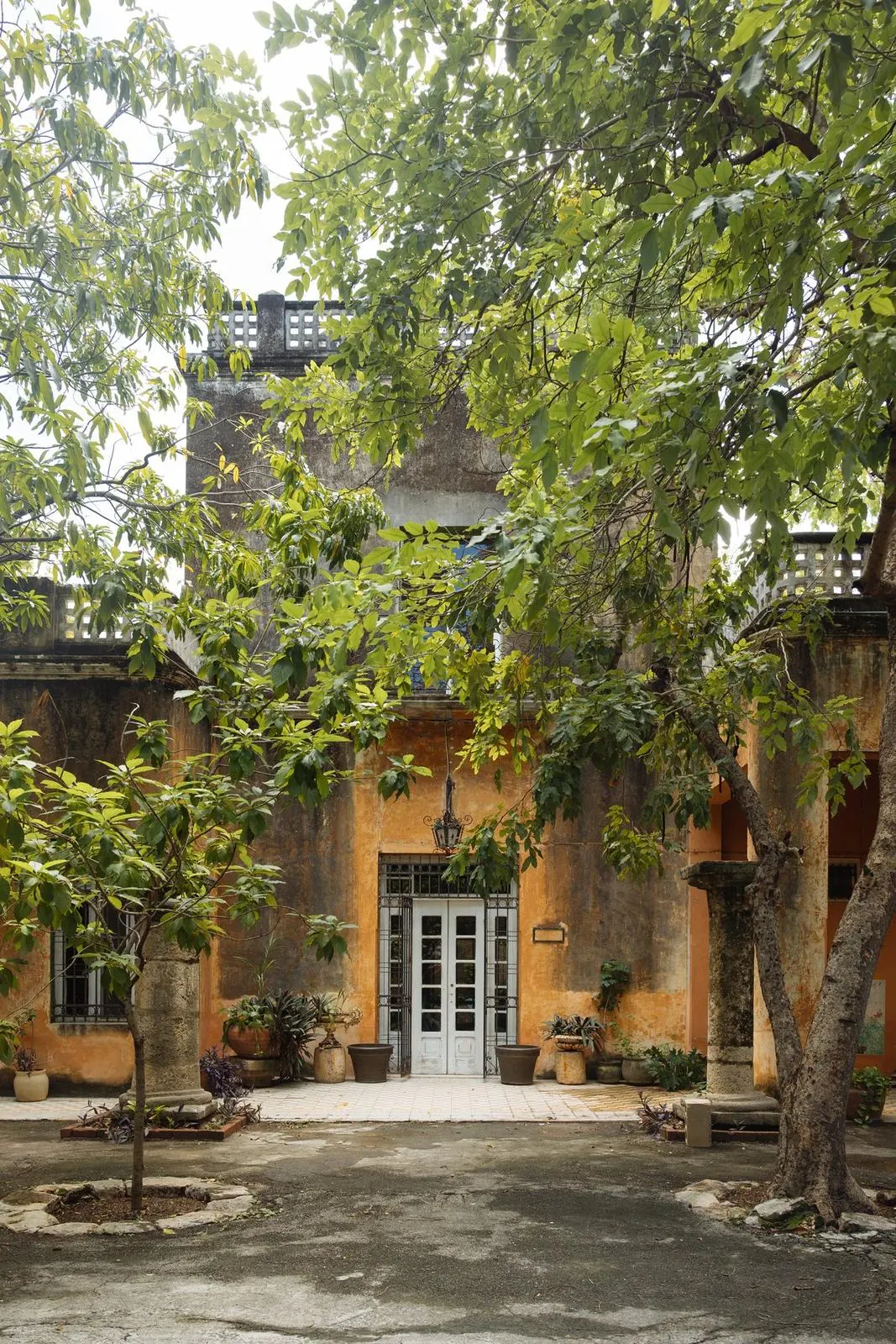 La fachada de la casa desde el jardín