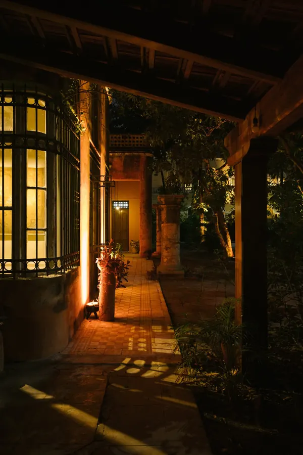 El portal con las ventanas encendidas