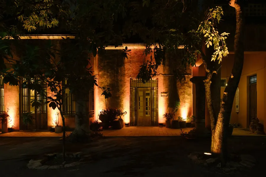 La fachada iluminada