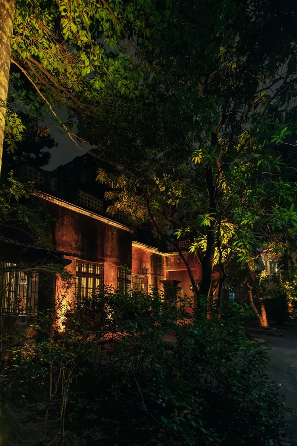 La casa vista desde el jardín de noche