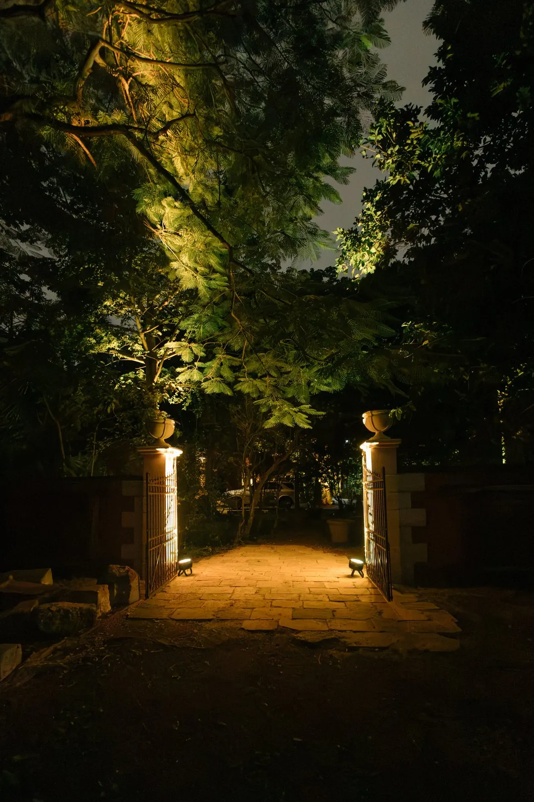 La entrada del estacionamiento al jardín, de noche
